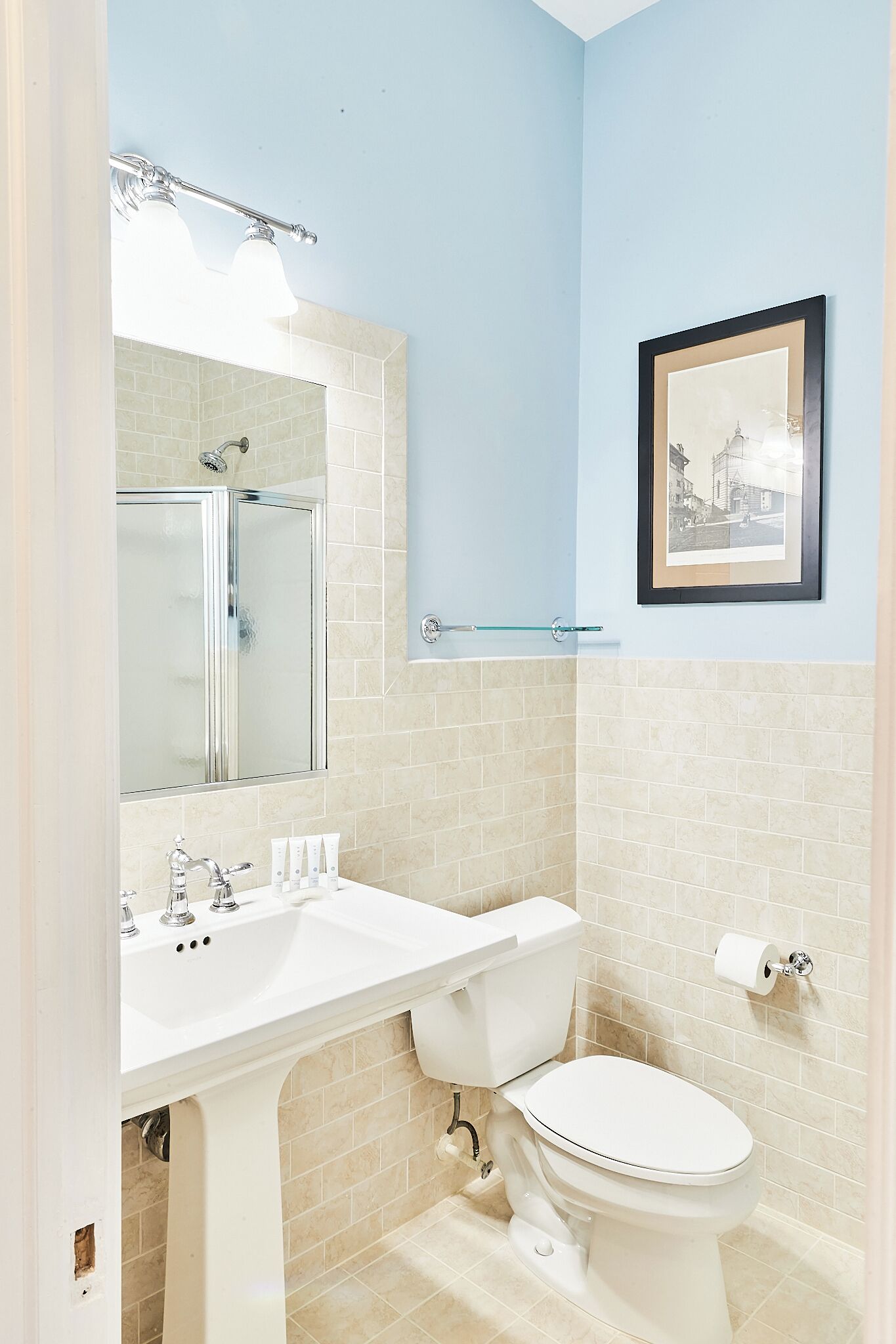 Amenidades de baño gratuitas, secadora de cabello, pantuflas, toallas 