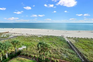 On the beach - Updated condo w/ beautiful OCEAN views @ the Desirable SEA CHASE condominiums! (Orange Beach)