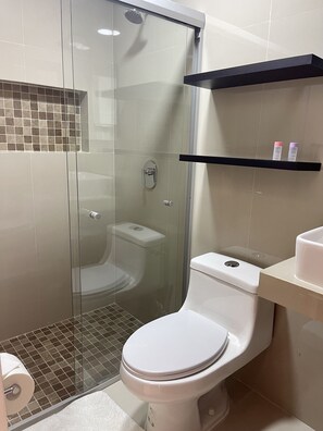 Shower, hair dryer, towels, soap - D2: Prime Location - 3-Bedroom Apartment (Cancún)