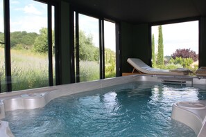 Een binnenzwembad en een buitenzwembad