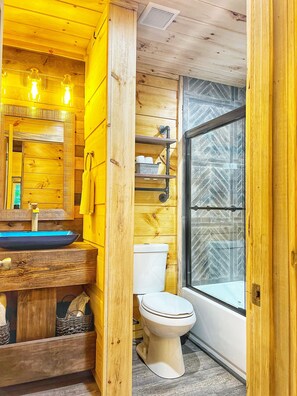Combined shower/bathtub, hair dryer, towels, soap
