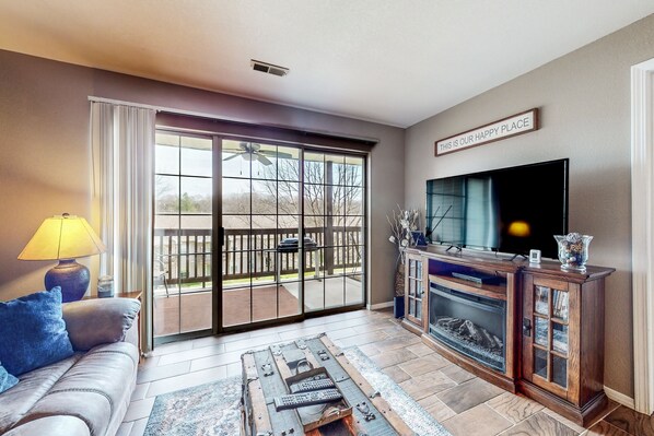 Televisión, chimenea, reproductor de DVD y videoteca 