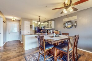 Dining - Convenient main-level condo with washer/dryer, central AC - close to attractions (Branson)