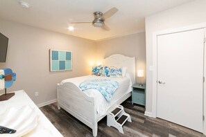 2 bedrooms, iron/ironing board, WiFi, bed sheets - Sunkissed | Walk to Old Town | Golf Cart (Bay Saint Louis)