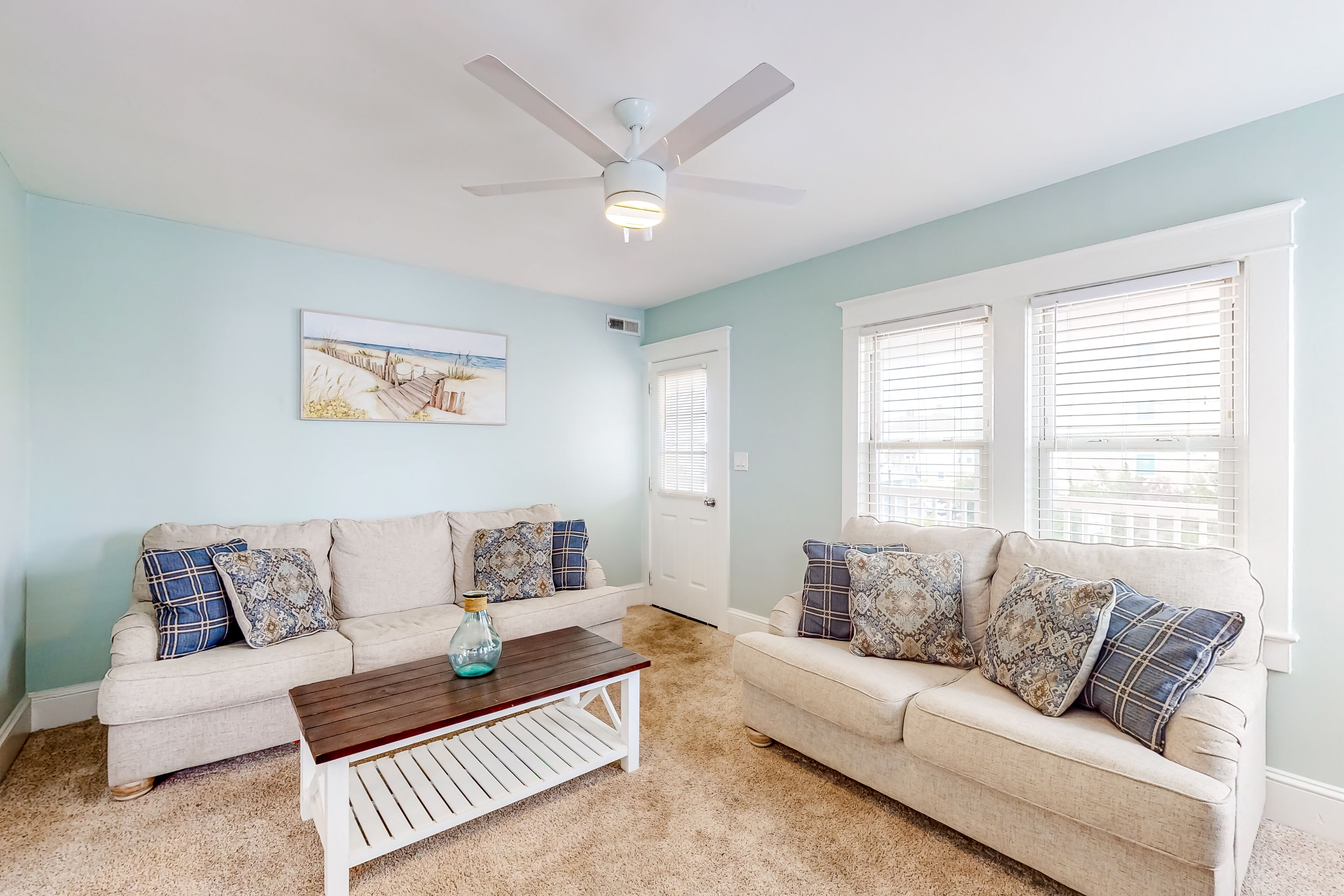 Lovely condo near the beach, with grill, patio, central AC & W/D - dog-friendly
