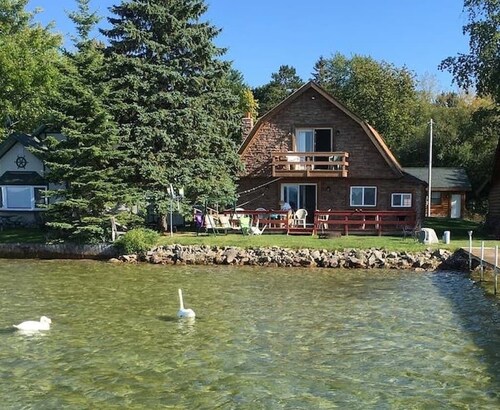 Charming Waterfront Cottage on Mullett Lake