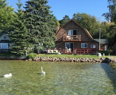 Charming Waterfront Cottage on Mullett Lake
