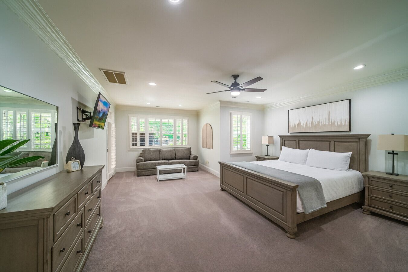 6 habitaciones, escritorio, tabla de planchar con plancha y wifi gratis 