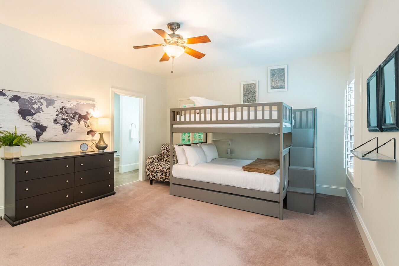 6 camere, una scrivania, ferro/asse da stiro, Wi-Fi gratuito