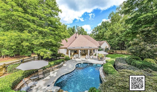 LUX Resort Like Villa • Heated Pool • Hot Tub • Games
