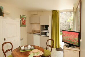 Réfrigérateur, micro-ondes, plaque de cuisson, cafetière/bouilloire