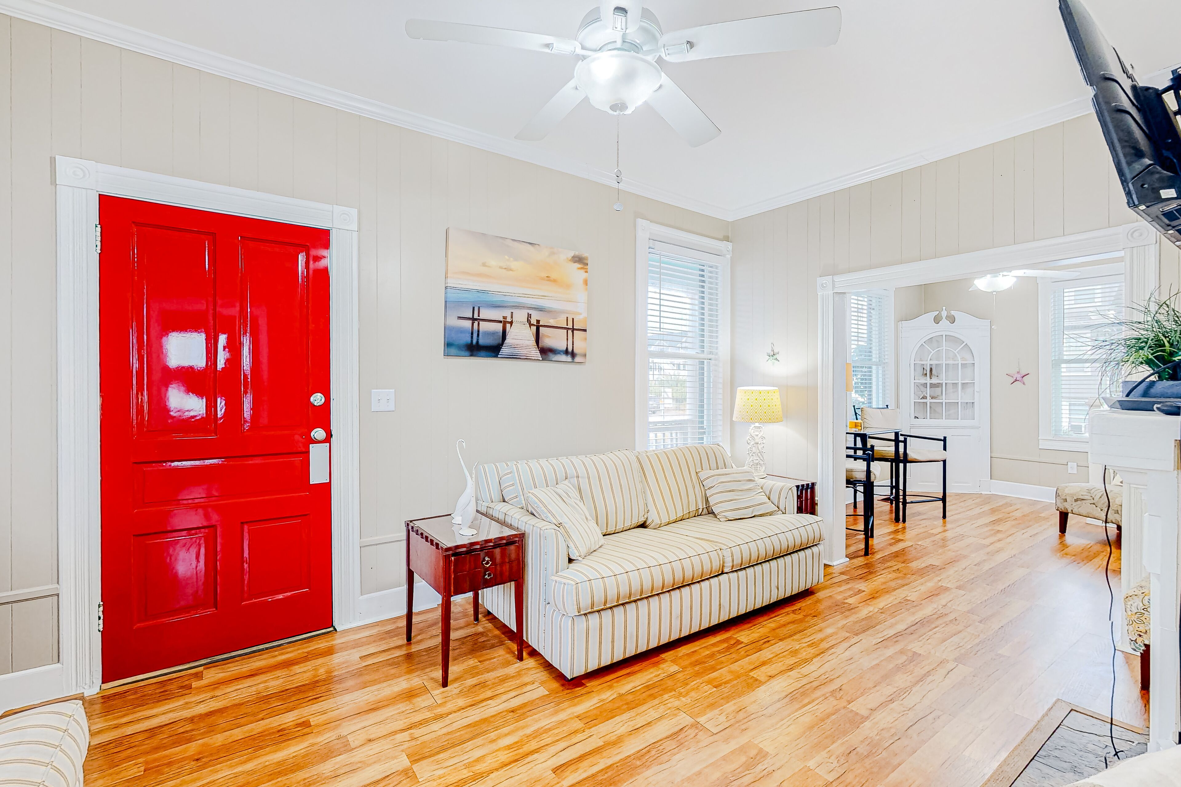 Enchanting home with enclosed yard, patio, grill, hammock, & washer/dryer