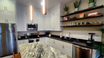 Refrigerador, microondas, horno y parrilla de estufa