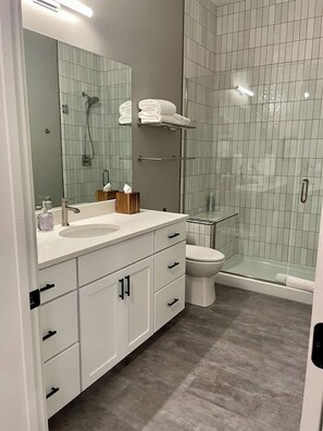 Dusche, Haartrockner, Handtücher, Seife
