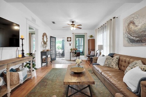 Tranquil Avondale Home, Walkable to Food & Shops!