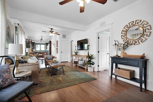 Tranquil Avondale Home, Walkable to Food & Shops!