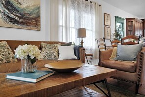 TV, offices - Tranquil Avondale Home, Walkable to Food & Shops! (Jacksonville)