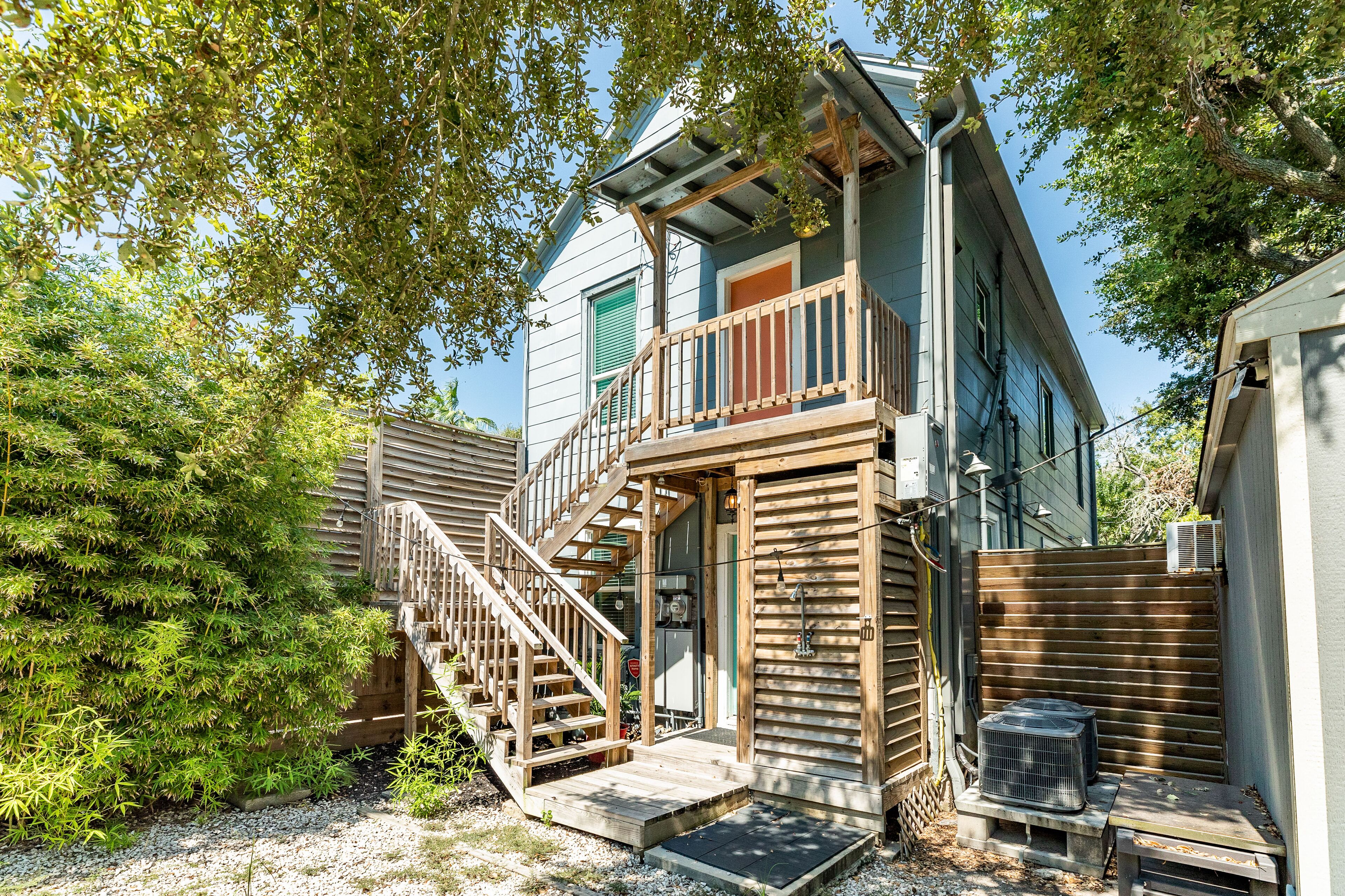 Dog-friendly 2nd-floor duplex with small deck, enclosed yard, outdoor shower, AC