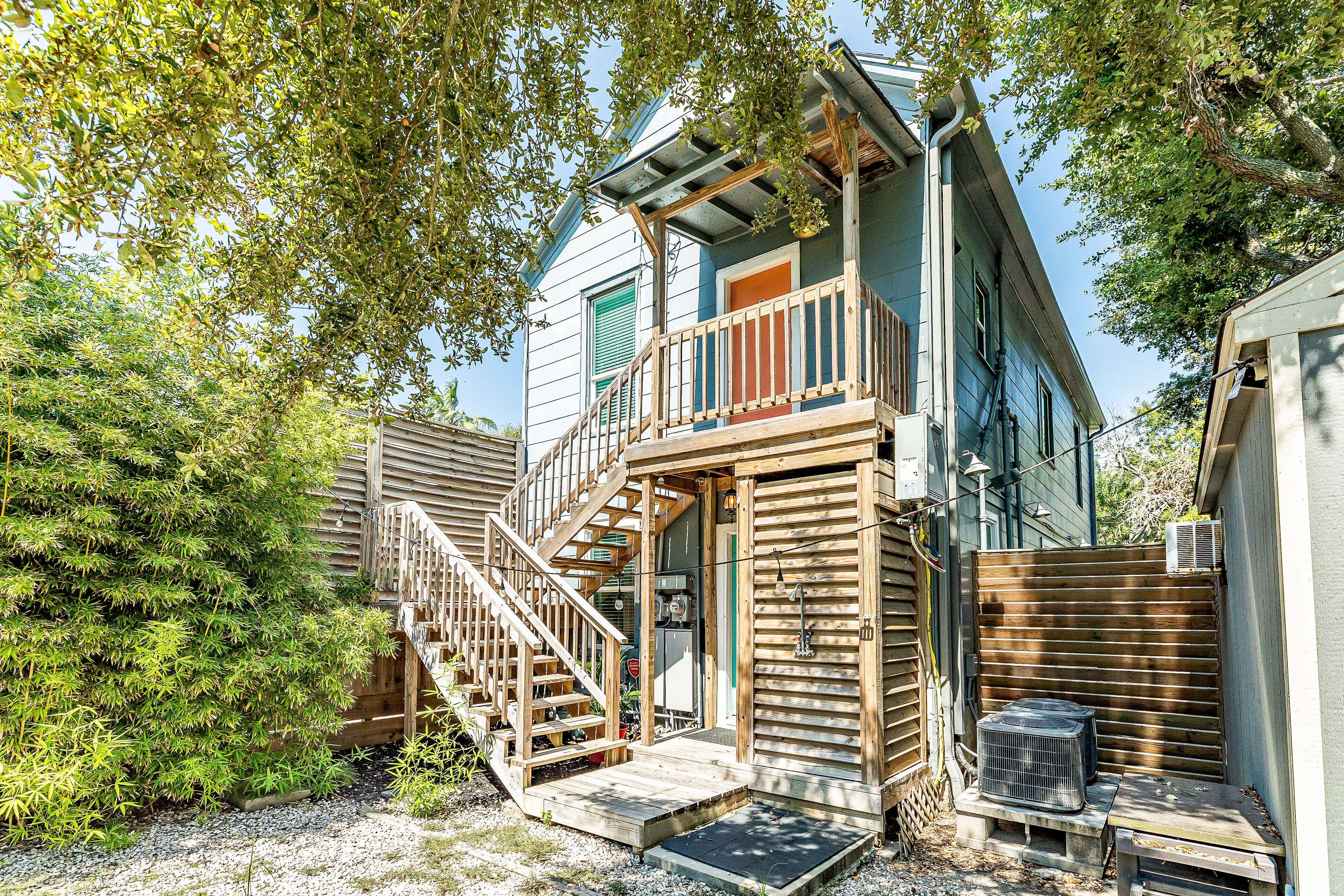 1st-floor dog-friendly duplex near the beach with outdoor shower & enclosed yard