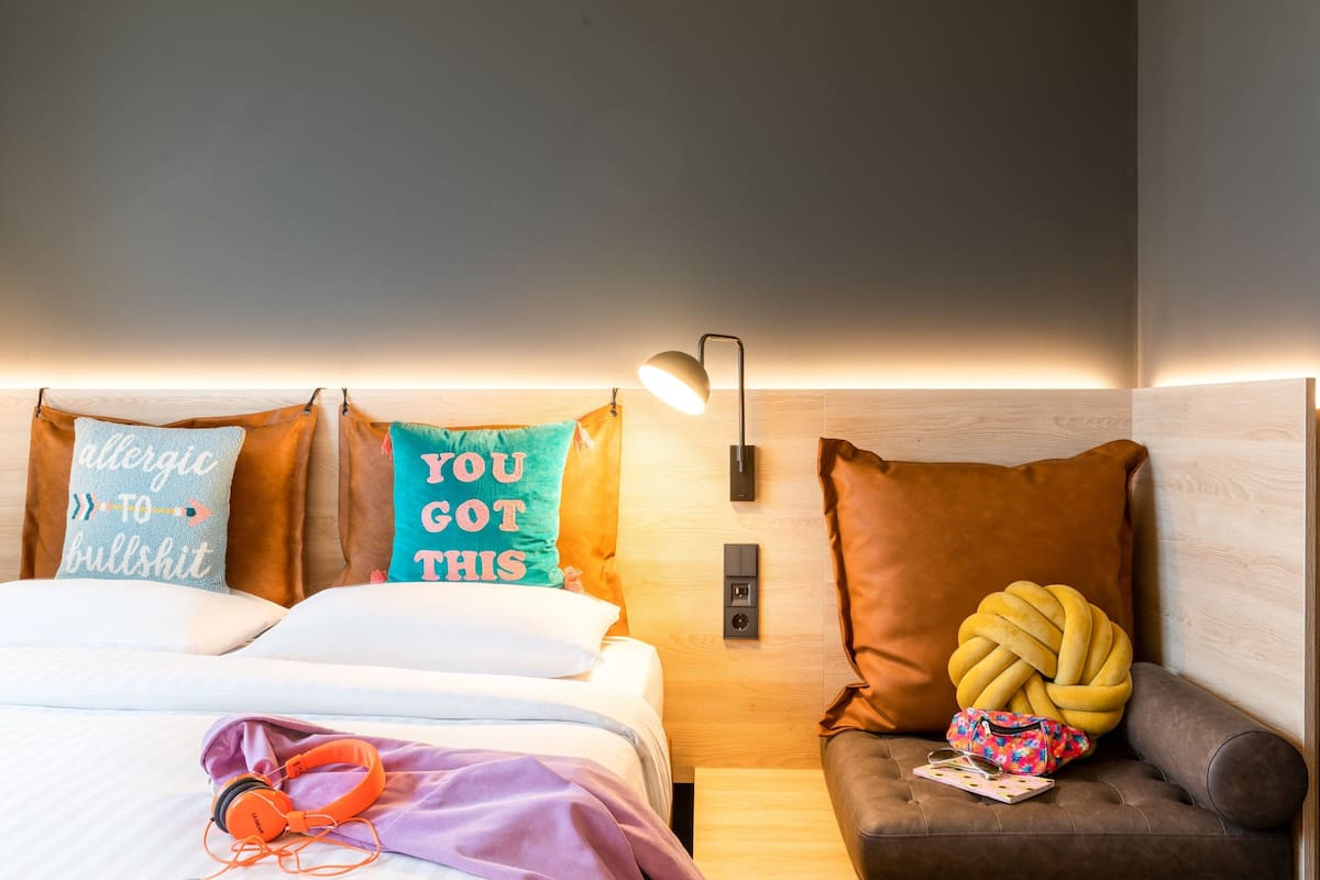 1 bedroom, hypo-allergenic bedding, desk, laptop workspace