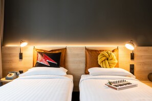 Habitación, 2 camas individuales | Ropa de cama hipoalergénica y escritorio