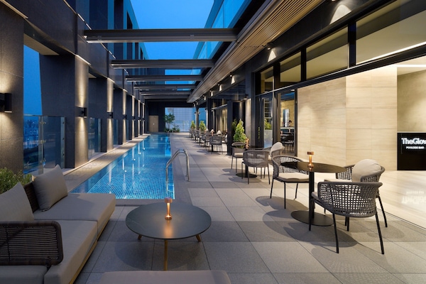 Poolside bar