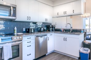 Kylskåp, mikrovågsugn, ugn och spishäll