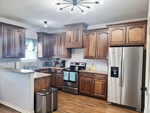 Refrigerador, microondas, horno y parrilla de estufa 