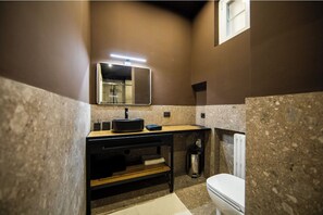 Douche, sĂšche-cheveux, bidet, serviettes fournies