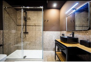 Douche, sèche-cheveux, bidet, serviettes fournies