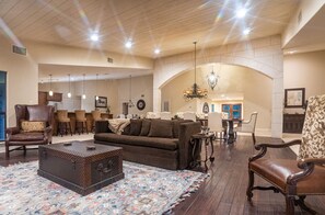 Televisor intel·ligent, llar de foc i futbolí 