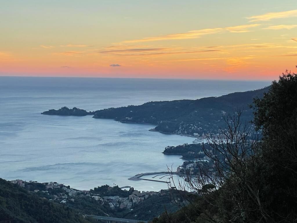 Eine Küstenlandschaft mit Blick auf das Meer und das entfernte Land.