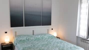 2 bedrooms, desk, WiFi (free), bed sheets