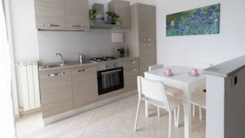 Frigorífico, horno, placa de cocina y cafetera o tetera