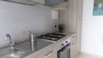 Réfrigérateur, four, plaque de cuisson, cafetiÚre/bouilloire