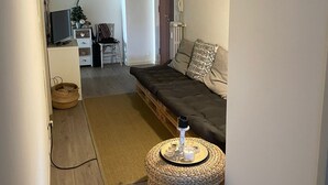 Een moderne woonkamer met een bank, een salontafel en een televisie.