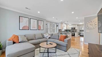 Smart TV, Netflix, Hulu, streaming services