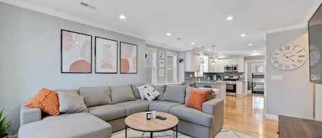 Smart TV, Netflix, Hulu, streaming services