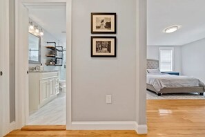 4 makuuhuonetta, työpöytä, silitysrauta/-lauta, ilmainen Wi-Fi