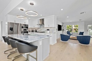 Réfrigérateur, four à micro-ondes, un four, surface de cuisson