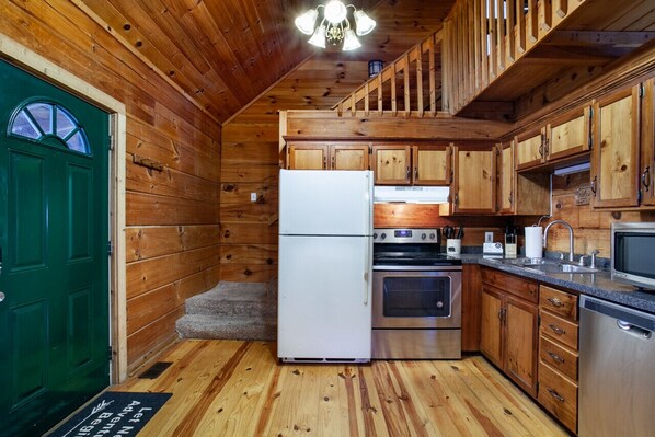 Køleskab, mikrobølgeovn, ovn, kogeplade