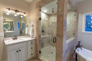 Bañera con ducha, toallas, jabón, shampoo