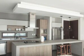 Refrigerador, microondas, horno, placa de cocina