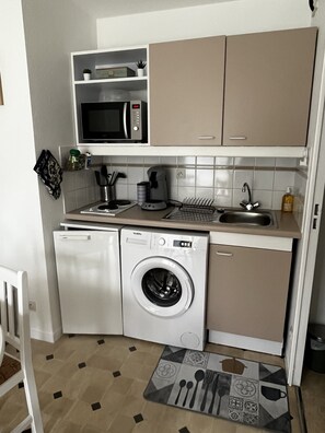 Réfrigérateur, four, plaque de cuisson, bouilloire électrique