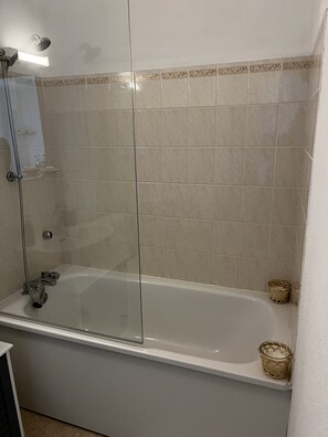 Bathtub, hair dryer, towels, toilet paper - Une Parenthèse à Dives sur mer (Dives-sur-Mer)