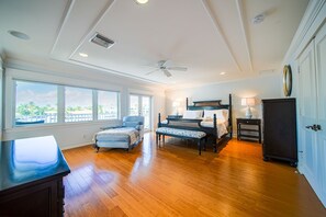 3 bedrooms, desk, iron/ironing board, travel crib