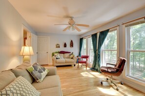 Flat-screen TV - Peaceful Lake Hartwell Gem w/ Boat Dock (Martin)