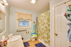 Free toiletries, hair dryer, towels - Peaceful Lake Hartwell Gem w/ Boat Dock (Martin)