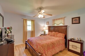 2 bedrooms, desk, free Internet, bed sheets - Peaceful Lake Hartwell Gem w/ Boat Dock (Martin)