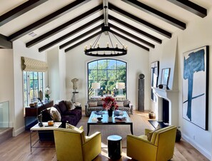 Smart TV, chimenea y impresora 